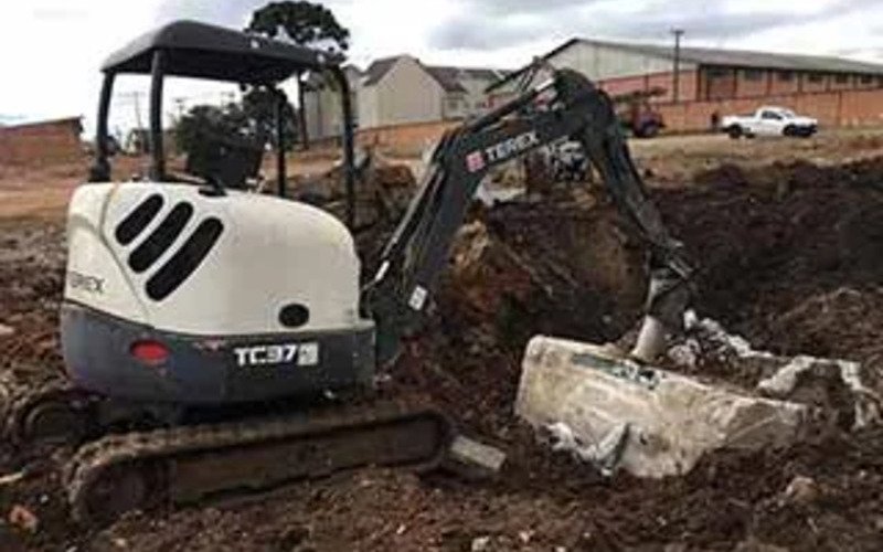 MINI ESCAVADEIRA (1) Mini Escavadeura