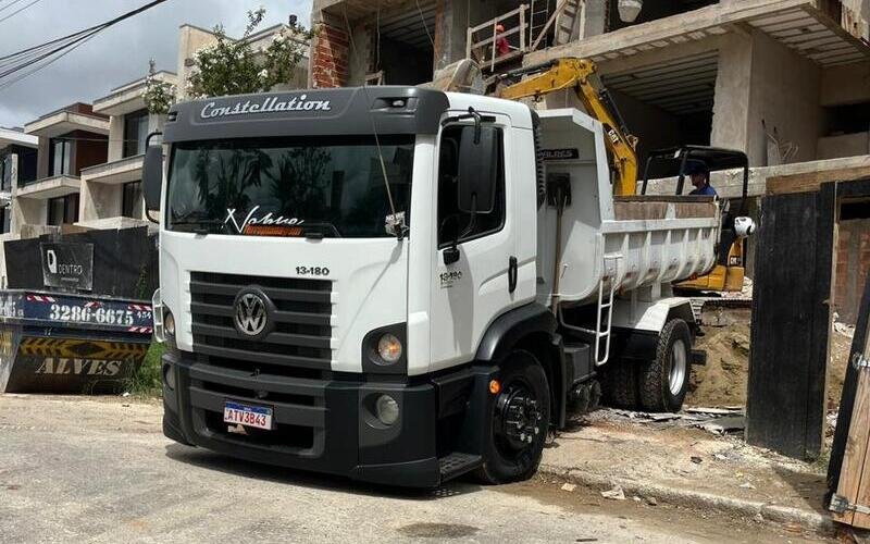 Caminhão basculante toco de 7m³