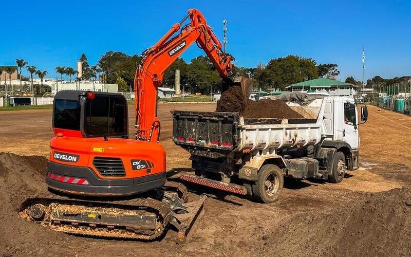 Escavadeira Develon DX80 8 Toneladas