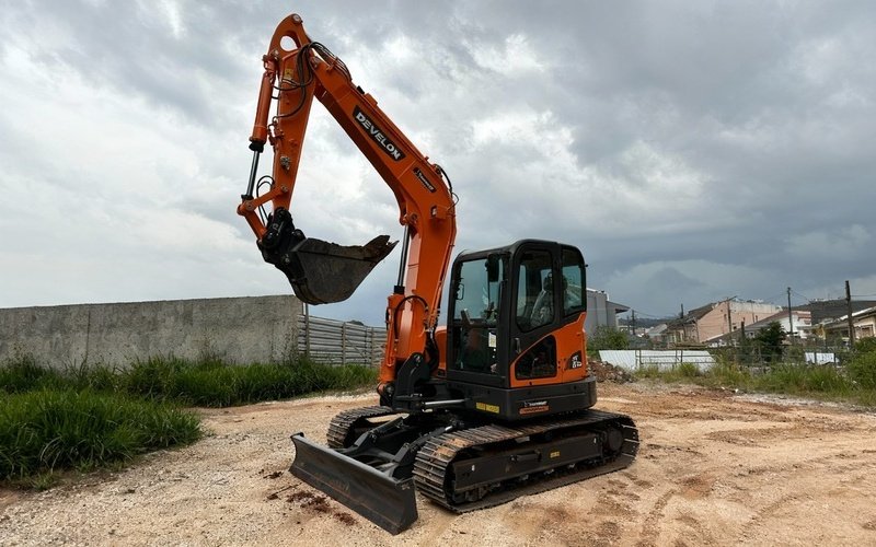 Mini Escavadeira Develon 8 Toneladas